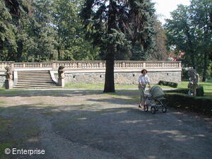 Terasa se schodištěm a pavilonem