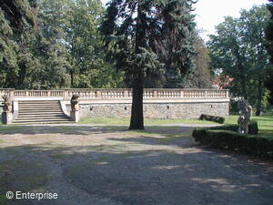 Terasa se schodištěm a pavilonem