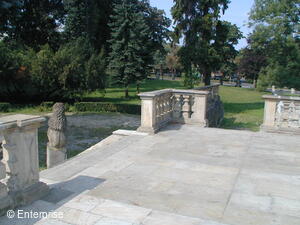 Terasa se schodištěm a pavilonem