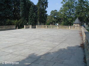 Terasa se schodištěm a pavilonem