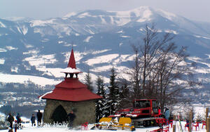 Kaplička na Ondřejníku, v pozadí Lysá Hora