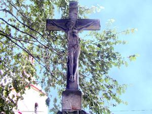 Kamenný kříž u kostela sv. Urbana