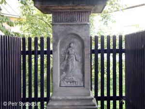 Kamenný kříž u kostela sv. Urbana