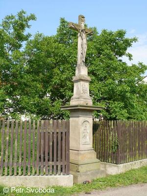 Kamenný kříž u kostela sv. Urbana