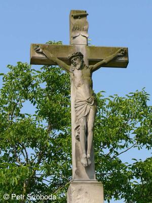 Kamenný kříž u kostela sv. Urbana