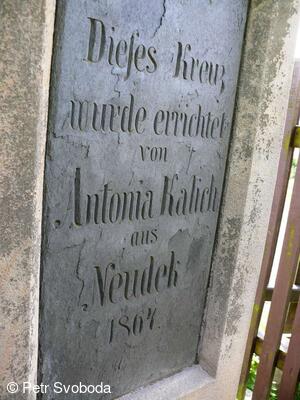 Kamenný kříž u kostela sv. Urbana