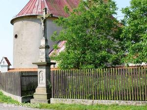 Kamenný kříž u kostela sv. Urbana