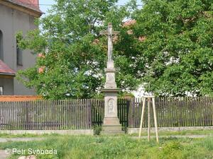 Kamenný kříž u kostela sv. Urbana