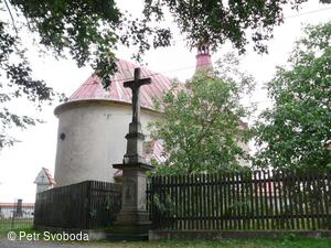 Kamenný kříž u kostela sv. Urbana