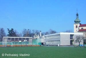 Pohled na školu z jihu