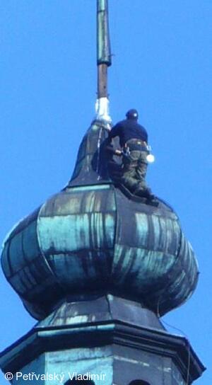 Oprava na kostelní věži