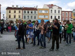 * Z DĚNÍ VE MĚSTĚ