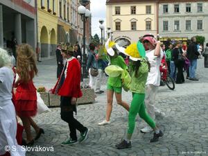 * Z DĚNÍ VE MĚSTĚ