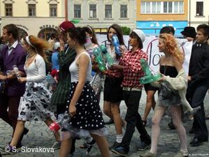 * Z DĚNÍ VE MĚSTĚ