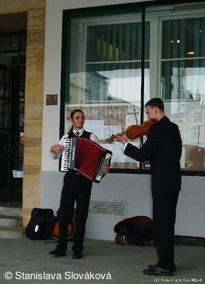 * Z DĚNÍ VE MĚSTĚ