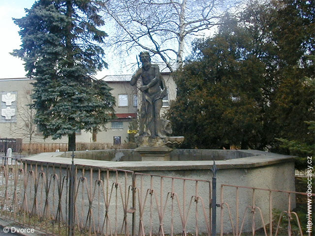 Dvorce, Náměstí, Kašna se sochou Neptuna